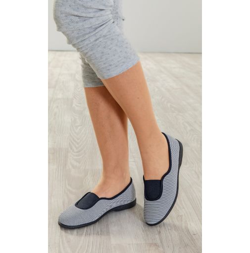 Les ballerines extensibles à fines rayures marine main product photo